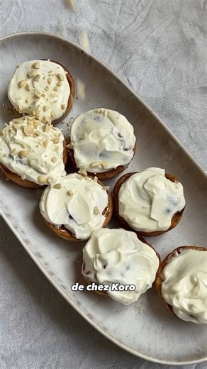 MINI CAROTT CAKE HEALTHY 🥕 Sans beurre et sans sucre raffiné ! Enregistre la recette pour la refaire plus tard 👀 👩🏻‍🍳 INGRÉDIENTS (pour 9 muffins) : - 2 bananes bien mûres - 2 oeufs - 100g de fromage blanc (l’équivalent de 3 cuillères à soupe) - 2 carottes - 2 c.à.s de sirop d’agave (ou miel, sirop d’érable…) - 100g de farine (l’équivalent de 5 cuillères à soupe bombées) - 1 c.à.c de levure chimique - Cacahuètes grillées - Cannelle et Gingembre (quantité selon vos goûts, moi je mets 1 c.à.c
