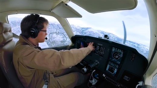 Watch how pilots handle turbulence in real conditions