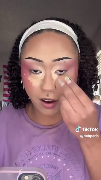 Trying @Laylo makeup routine ! Who’s should I try next? #fyp #makeup #grwm #baseroutine #makeuptutorial #laylo #duhparis #greenscreen