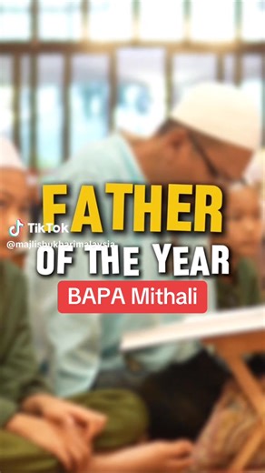 DI ANTARA KEINDAHAN MAJLIS SAMA’ HADITH SOHIH MUSLIM PERINGKAT ANTARABANGSA 2025 Majlis Sama’ Hadith Sohih Muslim Peringkat Antarabangsa 2025 memperlihatkan ramai yang berkorban wang ringgit, masa, qudrat untuk mencari dan menjayakan majlis ilmu begini. Ada dari kalangan suami isteri yang turut hadir. Kadang-kadang pengorbanan “bapa” lebih mencuri perhatian jurugambar bertugas, tanpa menafikan kegigihan para “ibu”. Ia mengingatkan kita semua kepada hadith dari Sohih Muslim itu sendiri: مَنْ سَلَ