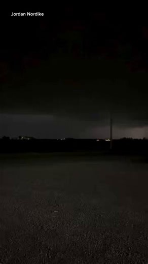 Here’s footage from moments ago where the potential tornado was on the ground with power flashes between Breese and Carlyle, Illinois, just north of New 50. 🌪️ Video credit 🎥: Jordan Nordike #ilwx #Illinois #tornado