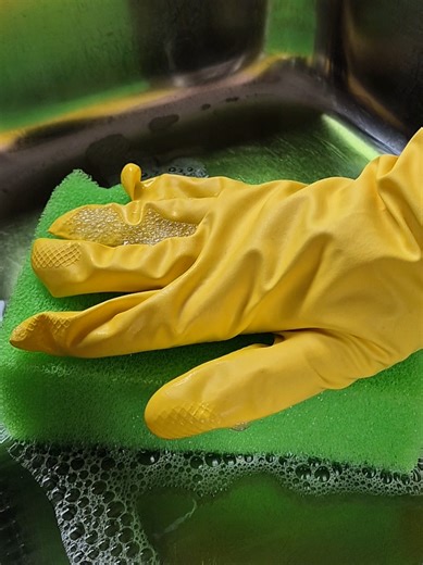 Been a little while since I posted, world has felt a hit heavy lately and it got on top of me. Came back to Tesco changing my favourite pine disinfectant formula so it is now more watery and less green...now I'm extra sad! 😂😭 💚💚💚 #spongesqueezing #spongetok #cleantok #sponges #asmr