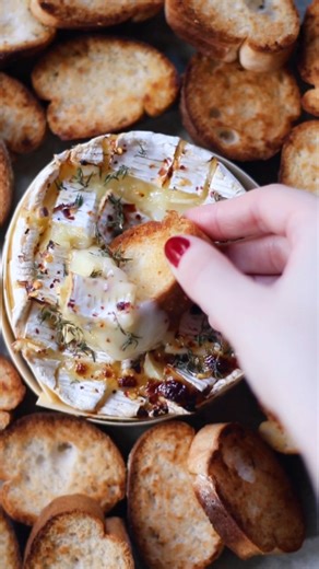 This Honey Baked Camembert is the perfect indulgent appetizer for the holiday season. With a gooey, melted center and a sweet, savory topping of honey, garlic, chilli flakes, and fresh thyme, it’s a dish that’s as delicious as it is easy to prepare 🤍 Honey Baked Camembert Ingredients 1 x 250 g camembert cheese 2-3 cloves of garlic sliced 1 Tablespoons honey Pinch of chilli flakes Fresh Thyme Leaves Method 1. Preheat the oven at 180°C 2. Unwrap the camembert cheese and return the cheese to the w