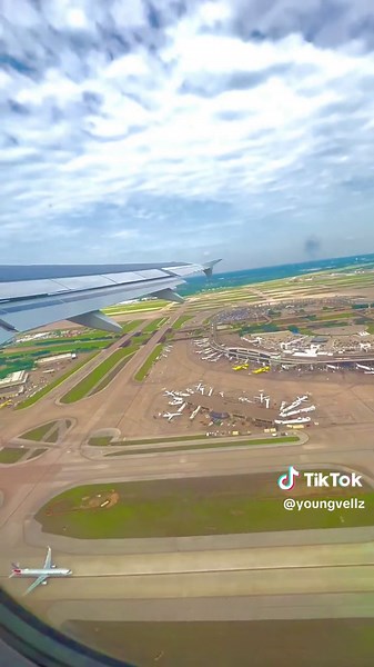 Scenic Airplane Wing Views: A Passenger Perspective