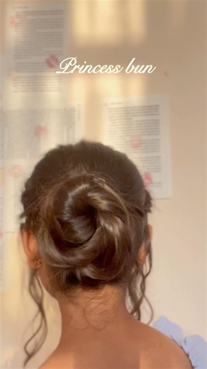 Easy princess bun tutorial #messybun #hairstyle #bunhairstyle #tutorial #curls