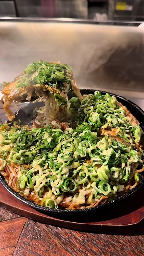 広島流お好み焼き 焦がしネギマヨ焼き 1480円 — BY THE WAY 東京