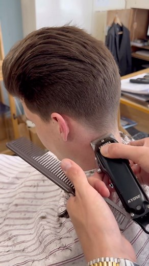 ⭐️ Pompadour Demo! ⭐️ Jonah returned from his lil’ vacation and got back to doing demos over at the academy, starting out with a nice ‘nd old school Pomp. This model in particular (Coen) is blessed with his amazing and thick hair, which is perfect for us to explain our techniques ‘nd ethics to our guests. Luckily @woetoee was there to film some moments during the demo so we can share some bits and pieces for our online viewers! Jonah finished up his haircut with the infamous “Muppet Mash” which 