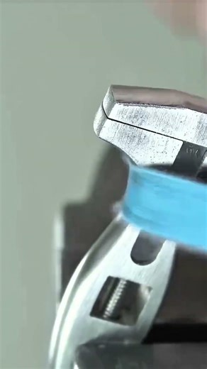 This is a bolt locking machine for adjusting and balancing the position and arrangement of pistons