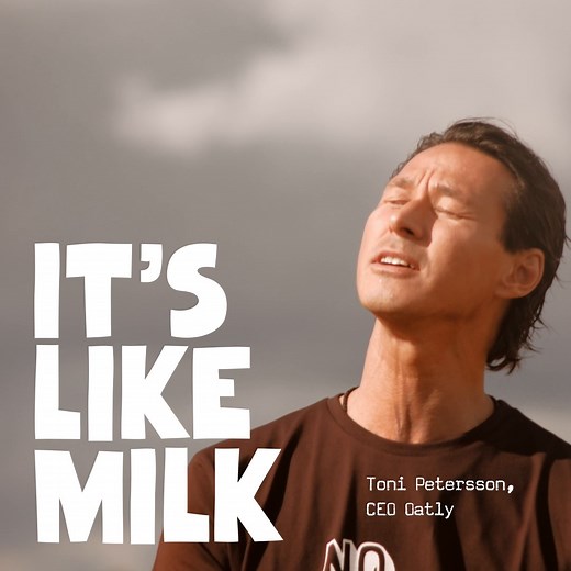 Who is that guy and why is he singing ‘Wow no cow’, over and over again? Why is he in a field of oats? Why does he have a keyboard? Is he a new Youtuber you don’t know about? That guy is Toni and he’s the CEO of Oatly. He isn’t a new Youtuber, or any other kind of social media person. One day he wrote a song called WOW NO COW then went into a field of oats with a keyboard and started singing it. But why that song? Well, the song is all about oatmilk and how it’s like milk but made for humans. WO