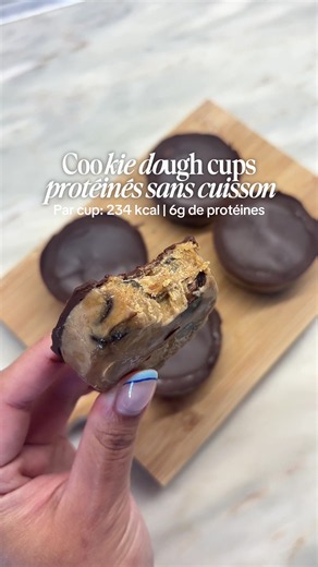 🍪 COOKIE DOUGH CUPS PROTÉINÉES SANS CUISSON : le snack ultra gourmand et facile à préparer qui va faire fondre tous les fans de pâte à cookie ! 🤎🍫 Une base fondante façon cookie dough au beurre de cacahuète, des pépites de chocolat et une couche croquante de chocolat noir… le tout sans cuisson et avec seulement quelques ingrédients. Clairement le genre de recette que je pourrais refaire encore et encore. 😮‍💨 Macros (1 cup): 234 kcal | 6 g de protéines | 28,4 g de glucides | 11 g de lipides 