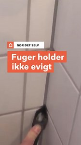 Giv dit badeværelse nyt liv med friske fuger. De bløde silikonefuger holder ikke evigt – over tid kan de blive slidte, misfarvede eller endda ramt af skimmelsvamp. Men med lidt håndværkersnilde kan du nemt fornye dem og sikre dit badeværelse mod fugtskader. #Badeværelse #fuge #Vedligeholdelse #Fugtskader #gørdetselv #silikonefuger #bad | Bolius - en del af Realdania