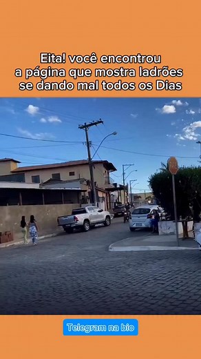 Scarface é um dos filmes mais icônicos do cinema sobre crime e ascensão ao poder no submundo, conhecido pelo seu estilo brutal, frases marcantes e crítica ao “sonho americano”. Aqui vai um resumo completo 👇 — 🎬 Informações principais Título: Scarface Direção: Brian De Palma Roteiro: Oliver Stone Ano: 1983 Gênero: Crime, Drama Elenco principal: Al Pacino como Tony Montana Michelle Pfeiffer como Elvira Hancock Steven Bauer como Manny Ribera Robert Loggia como Frank Lopez — 🗡️ Enredo O