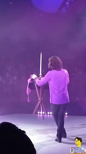 Mago hace levitar una mesa y desaparecer una vela 😱 Magician vanishing candle & floating table trick