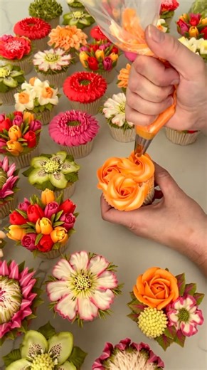 Arts Promote 🎨 on Instagram: "Kerry is a cupcake artist from the UK who creates hyper-realistic floral bouquets made entirely from buttercream. Each petal is piped with meticulous precision, turning cupcakes into stunning pieces of edible art. Artist: @kerrys_bouqcakes #art #food #cupcake #artist"