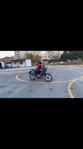 Damla Eren on Instagram: "Aynen A sınıfı ehliyeti tekte almak çok kolaydı. O sırada MT-O7 ile beynimin içi: 🤯 #motosiklet #ehliyetsınavı #motorcycle #sürüşeğitimi #8çizmek"