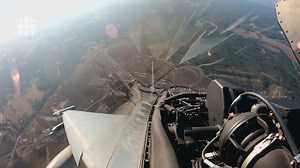 Mit vereinten Kräften am Boden und in der Luft wurde der Feind aufgeklärt und bekämpft. Bei einer Übung auf dem Truppenübungsplatz in Munster wurde das komplexe Zusammenspiel zwischen Kräften des Heeres und den Eurofighterpiloten geübt. Hier kam es auf präzise Kommunikation und sehr gute Teamarbeit zwischen den beteiligten Akteuren an. Du möchtest gerne mehr sehen? In unserer heutigen Folge #AIRTEAM bekommst du weitere Einblicke in die Bekämpfung von Bodenzielen: https://fcld.ly/airteam_playlist