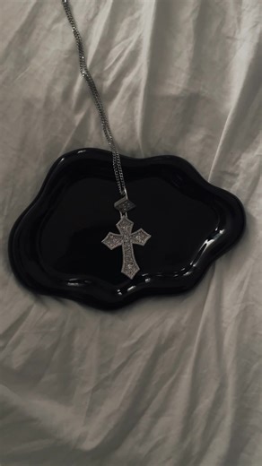 Stylish Silver Jewelry: Cross Chain Designs
