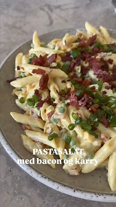 Cremet pastasalat med bacon og karry😍 Den her er en favorit for alle i familien - både store og små♥️ Pastaen vendes i lækker karrydressing med sprødt bacon, majs, ærter, rødløg og rød peberfrugt🌞 Den er så god og er perfekt at servere til grillmaden🙌🏼 Find opskriften på mummum.dk eller i vores app! | mummum.dk