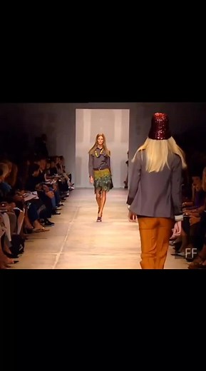 Daria Werbowy - Prada Spring 2005 Show Highlights