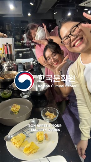 KREW Tries: Hansik Workshop! 🇰🇷 For November, our Krewkies joined the “맛있게 드세요 A Hansik workshop” at KCC, inspired by the K-drama “Bon Appetit, Your Majesty”! 🍽✨ Guided by the skilled Chef Lily Min, participants learned how to recreate two flavorful dishes from the series — Spinach Pesto Doenjang Pasta and Dried Pollock Consommé (Bugeoguk) — while experiencing how Korean cuisine continues to evolve through creativity, localization, and cultural fusion. 🌏 More than cooking, it was an afternoo