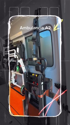 Volkswagen Crafter 🚑 Conversión en ambulancia A-2 • Interior gris y naranja: sobriedad, contraste y máxima visibilidad. • Diseño funcional, pensado para responder a cualquier escenario asistencial. • Mobiliario a medida para botiquines, electromedicina, oxígeno y anclajes PMR. • Cuatro butacas, espacio específico para PMR y camilla. • Soporte diseñado ad hoc para silla de traslados tipo oruga. • Rampa con capacidad superior a 400 kg, compatible con esta silla o con la del propio paciente. Funci