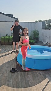 1.2M views · 10K reactions | Nóng 34° Cả Nhà Ra Ban Công Tắm Biển Mini Tại Nhà. Vừa Được Ăn Ngon Vừa Được Tắm Vầy Thì Cần Gì Đi Biển #CHAEWONTV #Tắmbiển #Mini #Tạinhà #hànquốc | Chaewon Family | Facebook