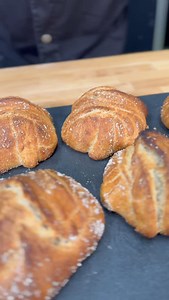 Axel Schmitt Brotsommelier | Die einfachsten VOLLKORN-Brötchen der Welt 🌍🌾😍 Viel Spaß beim Nachbacken! ⠀ #Vollkorn #Vollkornbrötchen #Vollkornmehl #BackenMitVollkorn... | Instagram