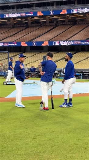 TheRealDodgerHogs on Instagram: "Dave’s Spanish is getting better. 😂 #Dodgers #LosAngeles #LA #LADodgers #BleedBlue #MLB #Baseball #WorldSeries"