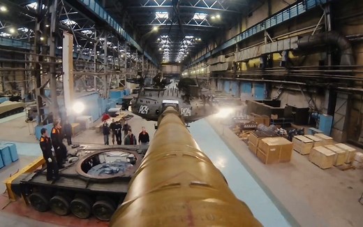 俄罗斯坦克工厂内部 :制造T-72B3