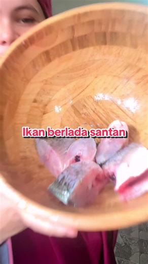 Siapa suka letak suka letak santan sikit dalam berlada—rasa dia jadi lemak-lemak pedas, tak terlalu pedas sgt kan .. 🐟 Ikan Berlada Santan Bahan-bahan: \t•\t1 ekor ikan (kembung / selar / tenggiri) – goreng garing \t•\t1 biji bawang besar \t•\t3–4 ulas bawang putih \t•\t10–15 biji cili kering (ikut tahap pedas) \t•\t1 biji tomato (optional) \t•\t1 batang serai – dititik \t•\t½ cawan santan cair \t•\tGaram secukup rasa \t•\tGula sikit \t•\tAir asam jawa / perahan limau nipis sikit Cara-cara: \t1
