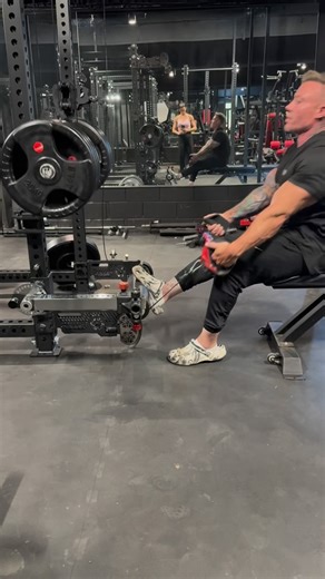 Low rows using the VTS with the new High/Low pulley setup and the Isolator lever arm and hex port attachment to plant my feet as I sit on my bench. Went right from lat pulls to this so it’s a nice convenient setup for back day 💯💪🏻 | Bulletproof Fitness Equipment