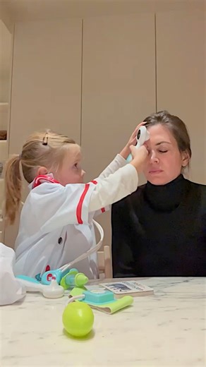 Dokter Billie-Ray is van wacht tijdens de kerstvakantie DEEL 2 #pretendplay #dokter #momlife | Astrid