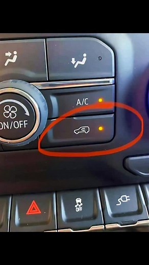 El círculo rojo en la imagen resalta dos botones en el panel de control de climatización de tu auto. Analicemos la función de cada uno: 👉 Botón de A/C (con el símbolo de un copo de nieve, pero simplemente dice A/C): Este botón controla el sistema de aire acondicionado de tu auto. Cuando la luz amarilla junto a él está encendida, significa que el aire acondicionado está encendido. El sistema de aire acondicionado enfría y deshumidifica el aire dentro de tu auto. 👉 Botón de recirculación (el aut