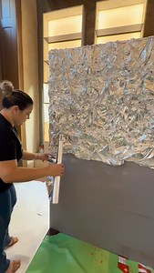 Uma parede toda de papel alumínio ! Super fácil para deixar sua decoração incrível ! E é claro, não poderiam faltar as Esferas que vc encontra na @cromusoficial . E hj estou de @hifloat 💕💕 #papelaluminio #backdrop #instagramavel #balloons #dica #tutorial | André Figueiredo