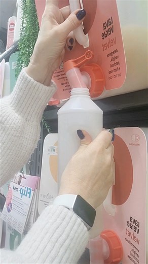 🌿 Buon proposito dell’anno nuovo? Meno plastica. Con i detersivi alla spina Lavaverde puoi: ✔ scegliere formulazioni con ingredienti a base vegetale e biodegradabili ✔ riusare i flaconi e ridurre la plastica in casa ✔ ottenere pulizia efficace anche a basse temperature, risparmiando energia ✔ contenere i costi grazie alla concentrazione dei prodotti e alla ricarica alla spina In negozio trovi tutta la linea: Detergente igienizzante per bucato Lavaverde ammorbidente per Bucato Detersivo piatti a