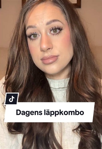 Dagens läppkombo är @maccosmetics lip liner i färgen stone, @Anastasia Beverly Hills läppstift i färgen haze och @KICKS (beauty act) läppstift i färgen vivid pink 🩶🤎🩷 . #läppstift #läppkombo #smink #sminktips #fördig