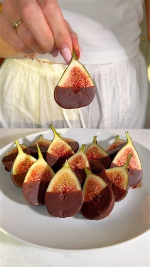 🍫 Chocolate-Dipped Figs
