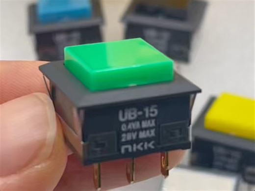 UB15KKG01N-F（UB-15KKG4N）日本NKK按钮开关绿色 SPDT On-(On)自复位 0.4VA28V 焊片焊接安装孔16.2*16.2mm