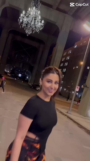 Who is in the background?🤦🏽‍♀️