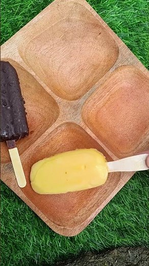 es krim cokelat, strawberry, kacang, dan buah mangga