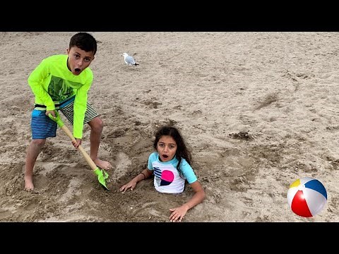 Heidi and Zidane and their adventures at the beach