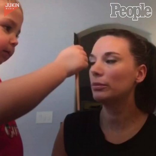 This little girl is too cute, drawing on her mom's eyebrows! 😂 | People