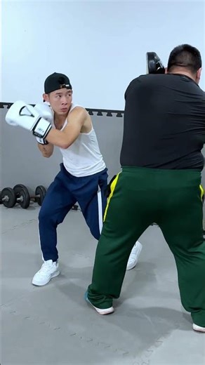 Step In and Strike with Power 💥 #BoxingTraining #BoxingForBeginners #HienBoxingOfficial