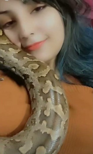 Girl Kissing Snake | Cute Pakistani girl kissing video | Girl Vs Snake | Snake Survivor Viral Video