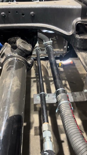 Hydraulic system set up roll off truck