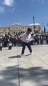 🇬🇷 Opa! Amazing Zeibekiko dance at Syntagma Square in Athens, #Greece Video by amousoulos_official | GREEK GATEWAY