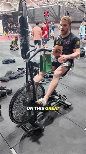 S&C Challenge Part 3 🏆 Everyone loves the airbike 😄 This time it was a 10-second airbike sprint. I picked 5 people who took on the challenge, and of course the best result took the win. 🏆 The winner was rewarded, and the sponsor of this challenge and future ones is @celesticabyray a company focused on functional mushroom supplements 🍄 What challenge should we do next ? ⤵️ Let’s fuckin go ! 🫡 #airbike #sprint #challenge #guciocombatperformance #scottishhitsquad