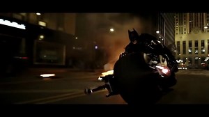 21K views · 236 reactions | [ESCENA]  Te presentamos #LaEscenaDeLaSemana de la película: Batman: Caballero de la Noche (2008). Persecusión. Sobre la Moto: Construida sobre la base de un motor Honda 750, se distinguen sus neumáticos de 31 pulgadas y la postura de conducción horizontal a la ruta. #EsHollywoodNoEsReal #UsaCasco #RevistaMototec #LaPrimeraEnMotos #PeliculaMototec | Revista Mototec | Facebook