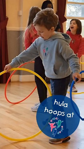Round and round we go — it’s hula hoop time at diddi dance! Just one of the brilliant props used. Our hoops aren’t just colourful circles of fun — they’re amazing tools for learning and development too! 🌈✨ When little ones roll, jump through, or dance with hoops, they’re building: 💪 Gross motor skills – strengthening arms, legs & core muscles 🎯 Coordination & balance – learning how their bodies move in space 🧠 Focus & control – mastering new movements with confidence Every spin and step help