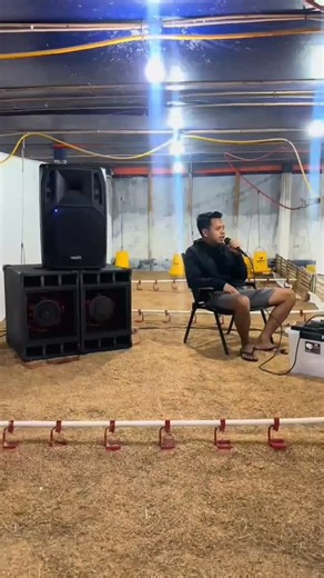 Farmloka on Instagram: "Manfaat Musik Di Peternakan 📌 ... Fungsi utama musik untuk ayam broiler adalah mengurangi stres, meningkatkan kesejahteraan, dan mendorong pertumbuhan lebih cepat dengan menciptakan lingkungan tenang, menutupi suara bising, meningkatkan efisiensi pakan, memperkuat sistem imun, serta meningkatkan bobot karkas dan produktivitas secara keseluruhan, terutama dengan genre seperti musik klasik atau relaksasi. Selain itu, musik membantu menenangkan ayam, mencegah kepanikan, dan